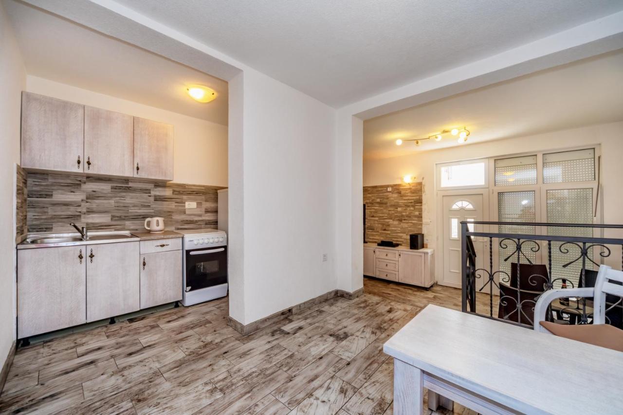 Apartmani Lira Sutomore Buitenkant foto