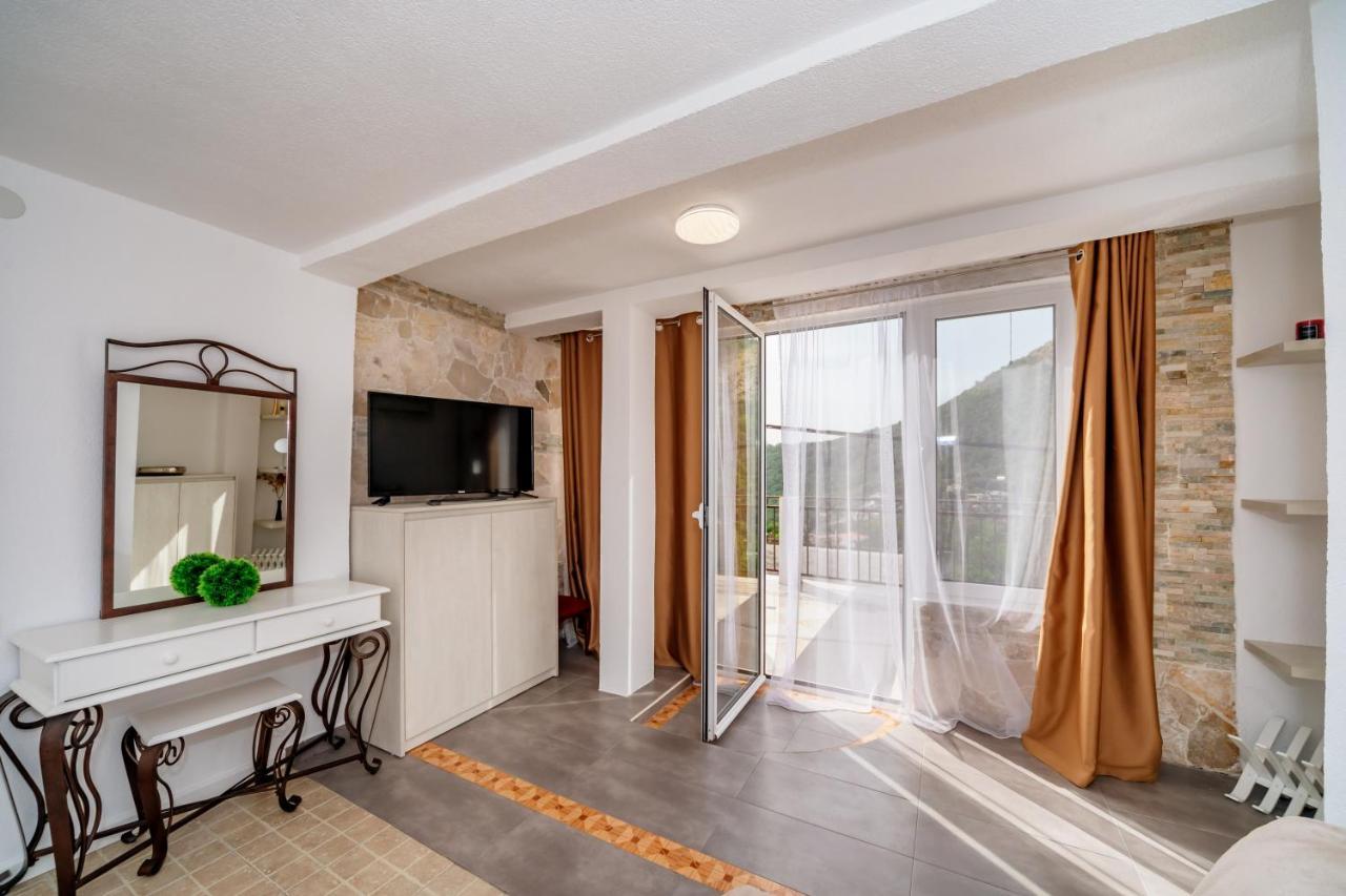 Apartmani Lira Sutomore Buitenkant foto