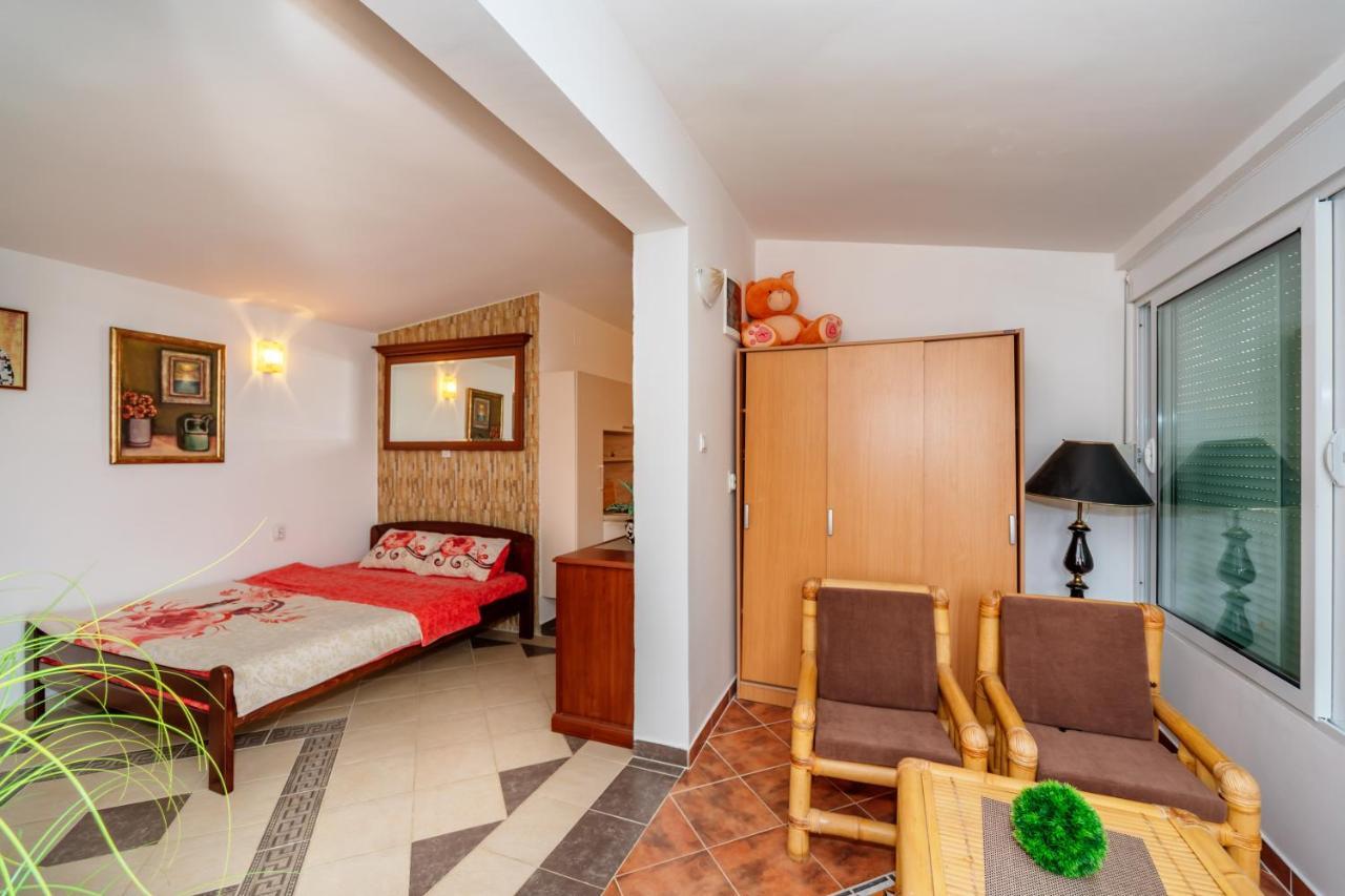 Apartmani Lira Sutomore Buitenkant foto